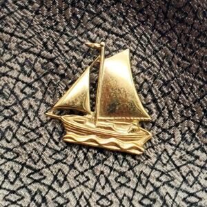 Krementz Sailboat Tie Lapel Pin Vintage Gold Tone Boat Sailing Nautical Sails